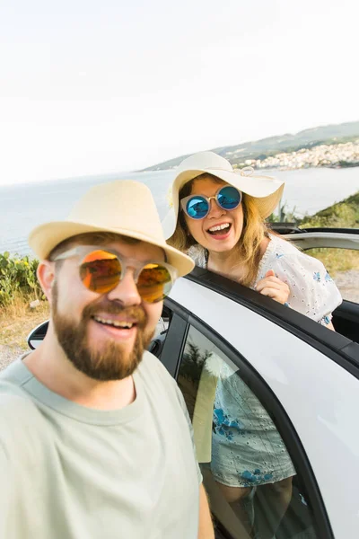 Šťastný Krásný Pár Zamilovaný Při Selfie Portrétu Řízení Kabriolet Auto — Stock fotografie