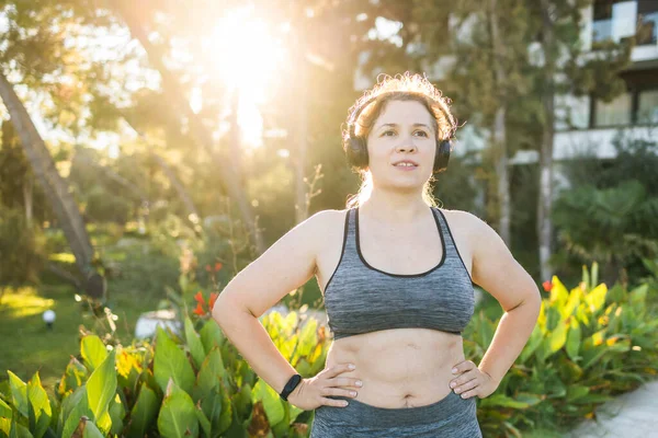 Товста Жінка Спорт Дівчина Робить Вправи Схуднення Свіжому Повітрі Сміється — стокове фото