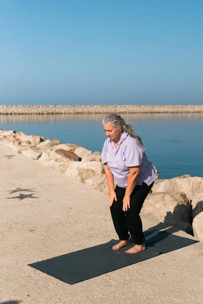 Mature Woman Dreadlocks Working Out Doing Yoga Exercises Sea Beach — Stock Photo, Image