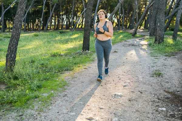Överviktig Ung Kvinna Jogging Gatan Vikt Förlust Koncept — Stockfoto