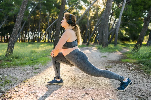 Urocza Gruba Kobieta Dresie Jest Zaangażowana Fitness Odkryty Widok Boku — Zdjęcie stockowe
