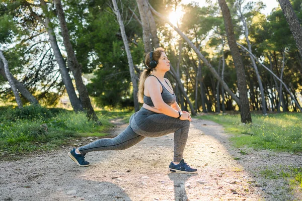 Urocza Gruba Kobieta Dresie Jest Zaangażowana Fitness Odkryty Widok Boku — Zdjęcie stockowe