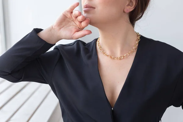 Närbild Attraktiv Kvinnlig Modell Kors Silver Halsband Kvinnan Bär Smycken — Stockfoto