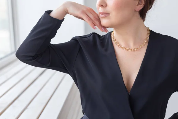 Close Atraente Modelo Feminino Cruz Colar Prata Uma Mulher Usar — Fotografia de Stock