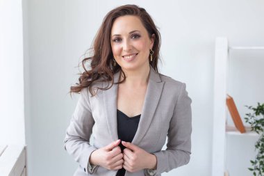 Çekici kadın model, gümüş haç kolye. Mücevher takan kadın. E- ticaret ve çevrimiçi satış sosyal medya konsepti için mücevher fotoğrafı