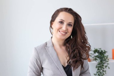 Çekici kadın model, gümüş haç kolye. Mücevher takan kadın. E- ticaret ve çevrimiçi satış sosyal medya konsepti için mücevher fotoğrafı