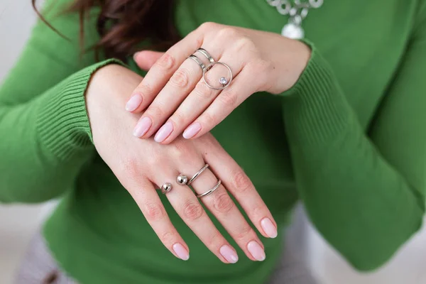 Mãos Femininas Com Manicure Rosa Claro Moda Usam Jóias Elegantes — Fotografia de Stock