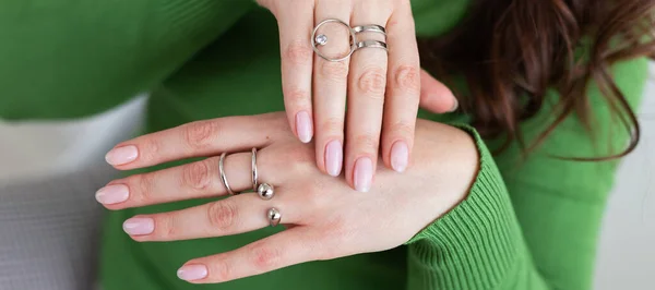 Kvinnliga Händer Med Trendig Ljusrosa Manikyr Bära Elegant Jewerly Silverringar — Stockfoto