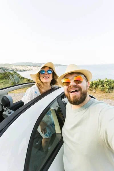 Romantisches Paar Macht Selfie Mit Smartphone Kamera Mietcabrio Meer Oder — Stockfoto