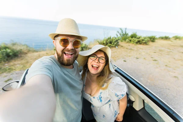 Ρομαντικό Ζευγάρι Κάνοντας Selfie Στην Κάμερα Smartphone Ενοικιάσεις Αυτοκινήτων Ωκεανό — Φωτογραφία Αρχείου