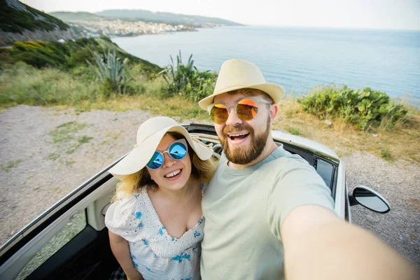 Ρομαντικό Ζευγάρι Κάνοντας Selfie Στην Κάμερα Smartphone Ενοικιάσεις Αυτοκινήτων Ωκεανό — Φωτογραφία Αρχείου