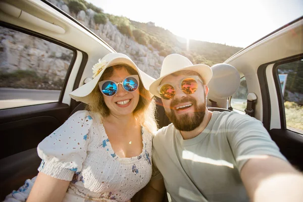 Mutlu Güzel Bir Çift Tatilde Üstü Açık Bir Arabayla Selfie — Stok fotoğraf