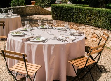 Lüks, zarif düğün resepsiyon masası düzenlemesi, çiçek süsü.