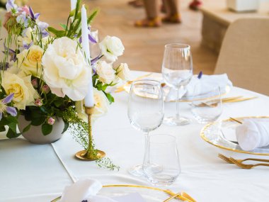 Bir lüks düğün Resepsiyon masasında. Masanın üzerine güzel çiçekler. Garsonlar, cam gözlük, yemekleri iş,