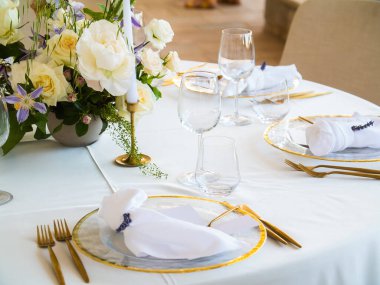 Lüks, zarif düğün resepsiyon masası düzenlemesi, çiçek süsü.