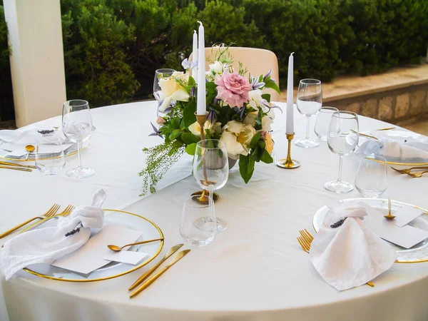 Tafel Een Luxe Bruiloft Receptie Mooie Bloemen Tafel Serveerschalen Glas — Stockfoto