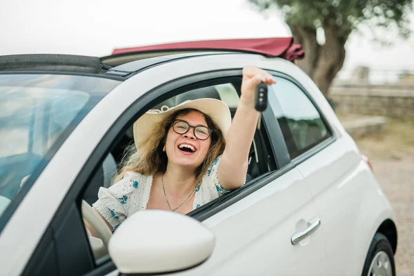 Młoda Szczęśliwa Kobieta Pokazuje Klucz Nowego Samochodu Wynajem Kupić Nowy — Zdjęcie stockowe