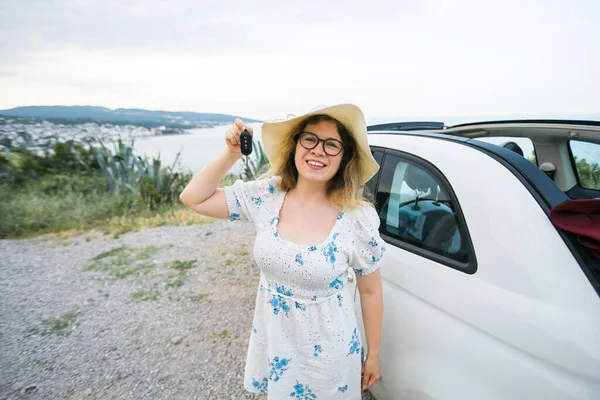 Молода Щаслива Жінка Показує Ключ Від Нової Машини Оренда Купити — стокове фото