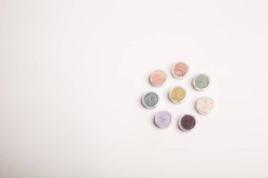 Birçok renkli doğal mineral göz farları beyaza izole edilmiş.