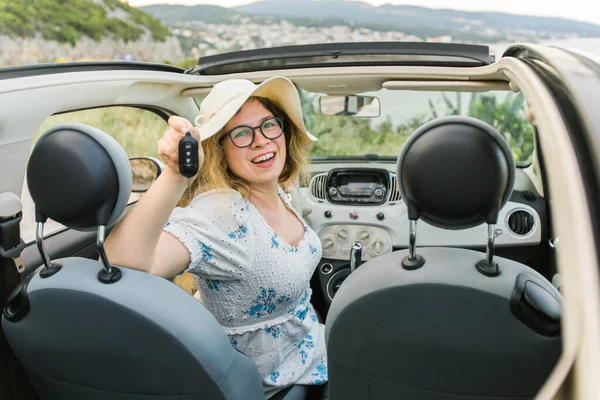 Junge Glückliche Frau Zeigt Schlüssel Für Neues Auto Neuwagen Mieten — Stockfoto