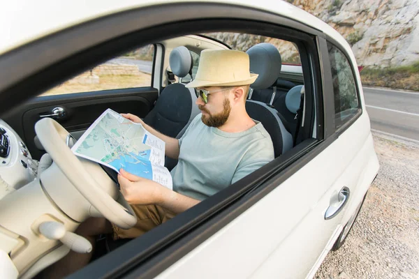 Hipster Muž Při Pohledu Umístění Navigační Mapa Autě Turista Cestovatel — Stock fotografie