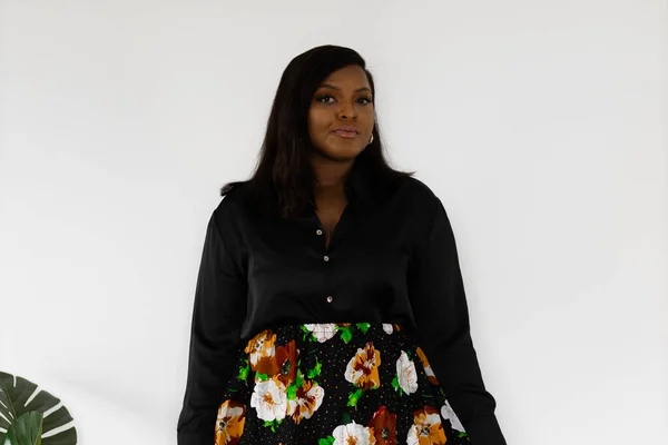 Χαμογελώντας Αυτοπεποίθηση Αφροαμερικανή Νεαρή Γυναίκα Φοράει Κομψό Φόρεμα Στέκεται Πάνω — Φωτογραφία Αρχείου
