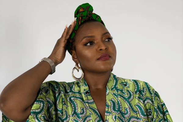 Retrato Mulher Americana Africana Alegre Com Lenço Cabeça Contra Parede — Fotografia de Stock