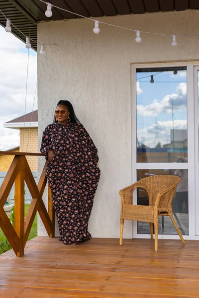 Африканская Американка Расслабляется Наслаждается Солнцем Стоя Террасе Балконе Солнечным Светом — стоковое фото