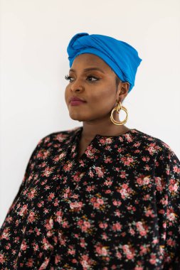 Beyaz duvar arkaplan portresi üzerine ulusal sarık takan güzel Afrikalı Amerikalı kız - kapsama ve çeşitlilik