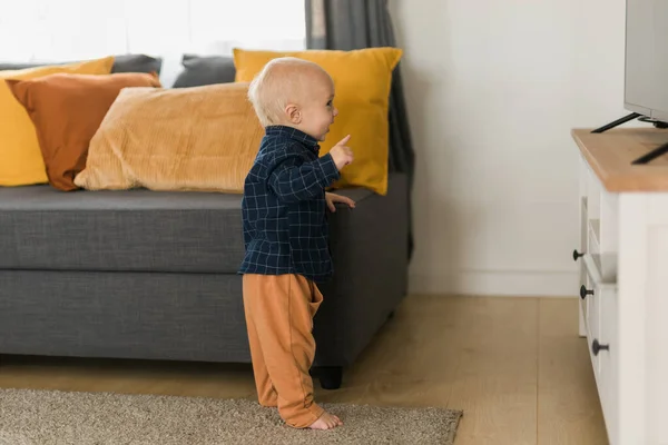 Menino Criança Rindo Divertindo Perto Sofá Sala Estar Casa Bebê — Fotografia de Stock