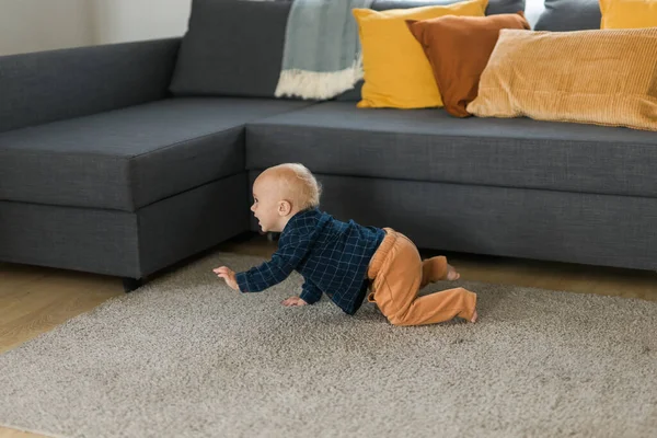 Nursery Baby Crawling Floor Indoors Home Baby Curiosity Child Development — Stockfoto