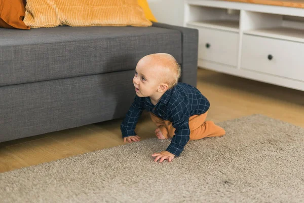 Nursery Baby Crawling Floor Indoors Home Baby Curiosity Child Development — Stockfoto