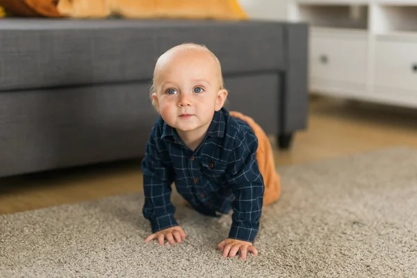 Nursery Baby Crawling Floor Indoors Home Baby Curiosity Child Development — Foto de Stock