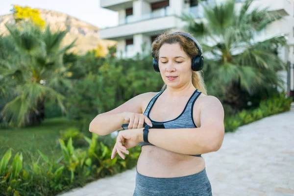 Kövér Ellenőrzi Időt Vagy Pulzusszámot Okos Órából Gyakorlat Vagy Futás — Stock Fotó