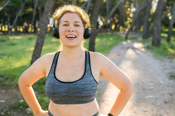 Товста Жінка Спорт Дівчина Робить Вправи Схуднення Свіжому Повітрі Сміється — стокове фото