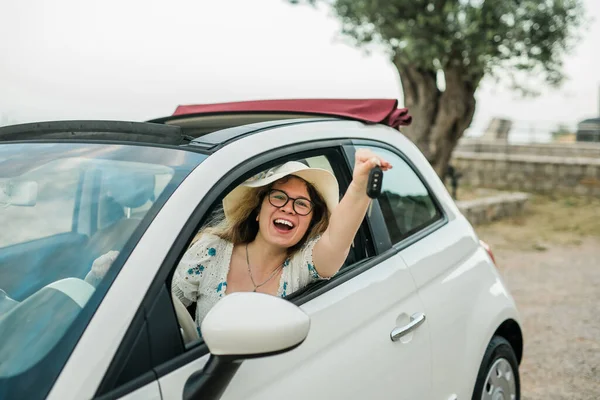 Cestující Žena Drží Klíče Novému Autu Usmívá Před Kamerou Vlastnictví — Stock fotografie