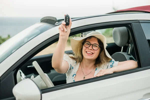Reisende Frau Hält Schlüssel Für Neues Auto Und Lächelt Die — Stockfoto