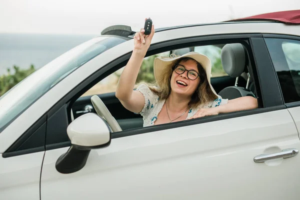 Frau Sommerhut Mit Autoschlüssel Steuer Ihres Neuen Cabrios Auto Und — Stockfoto