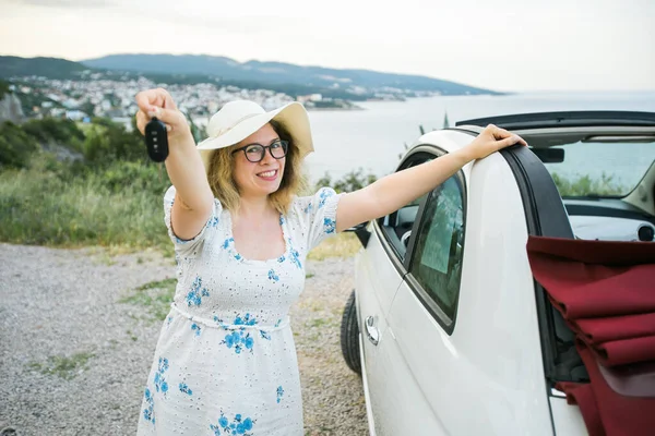 Мандрівна Жінка Тримає Ключі Від Нової Машини Посміхається Камеру Володіння — стокове фото