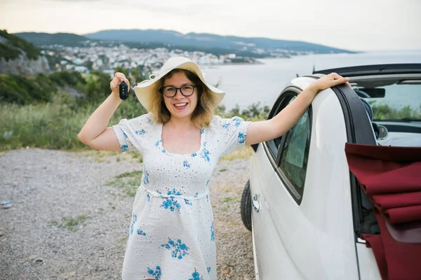 Frau Sommerhut Mit Autoschlüssel Steuer Ihres Neuen Cabrios Auto Und — Stockfoto