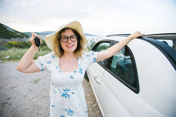 Жінка Літньому Капелюсі Водій Тримає Ключі Від Автомобіля Кермом Свого — стокове фото