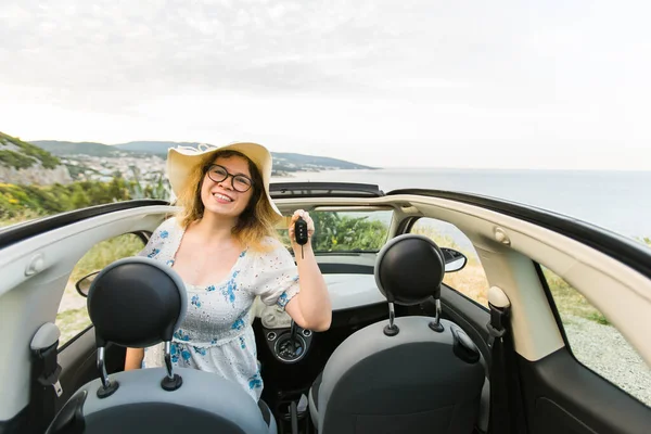 Reisende Frau Hält Schlüssel Für Neues Auto Und Lächelt Die — Stockfoto