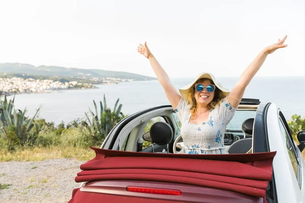 Glückliche Frau Sitzt Weißem Cabrio Mit Schöner Aussicht — Stockfoto