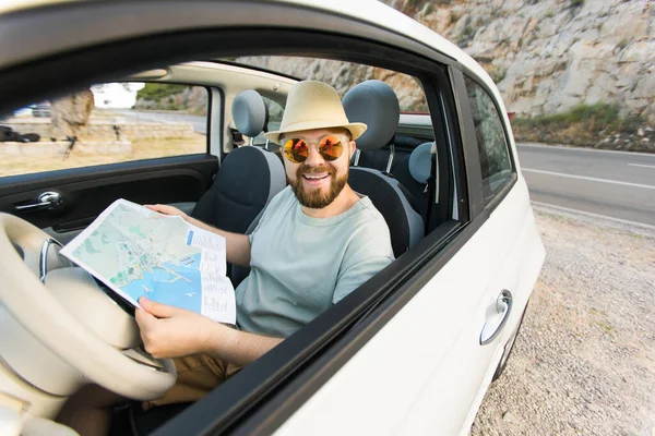 Hipster Mann Sucht Auf Standort Navigationskarte Auto Touristenreisende Fahren Und — Stockfoto