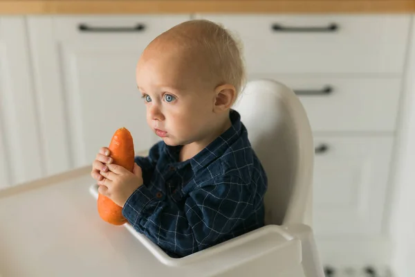 Feliz Bebê Sentado Cadeira Alta Comendo Cenoura Cozinha Nutrição Saudável — Fotografia de Stock