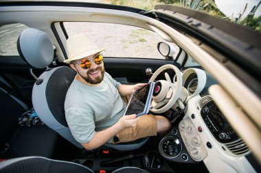 Araba içinde dijital tablet kullanan sakallı adam seyahat ve yol tatili tatili - yol haritası ve navigasyon