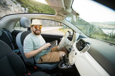 Araba içinde dijital tablet kullanan sakallı adam seyahat ve yol tatili tatili - yol haritası ve navigasyon