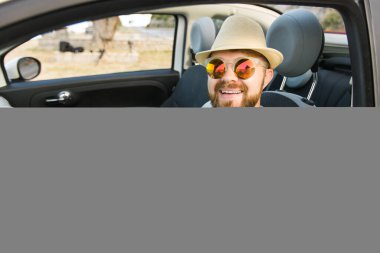 Araba içinde dijital tablet kullanan sakallı adam seyahat ve yol tatili tatili - yol haritası ve navigasyon