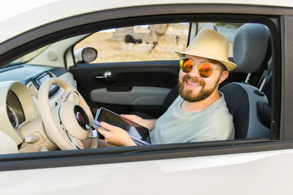 Бородатий Чоловік Використовує Цифровий Планшет Всередині Автомобіля Під Час Подорожей — стокове фото