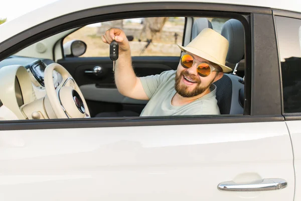 Schöner Glücklicher Mann Zeigt Schlüssel Für Neues Auto Neuwagen Mieten — Stockfoto